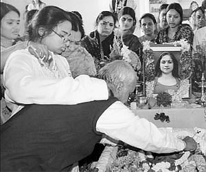 BC Jinaga paying floral tributes to his daughter Arpana in Hyderabad on Sunday after her body was flown in from the US where she was killed a few days