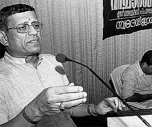 S Gurumurthy delivering a lecture on global economic crisis, organised by the Swadeshi Jagaran Manch in Thrissur on Friday