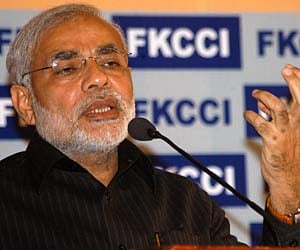 Modi visits Mumbai, lashes out at PM