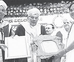 Veteran cine actor Leelavati receiving honorary doctorate from Chancellor of universities and Governor Rameshwar Thakur.