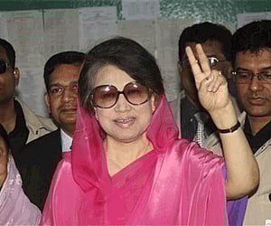 Bangladesh's Nationalist Party chairperson Khaleda Zia shows victory sign after casting her vote in Dhaka. (Photo: AP)