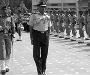Air Marshal S. Radhakrishnan, AOC-in-C, Southern Air Command, reviewing the guard of honour at Sainik School Kazhakkoottam, on Tuesday.