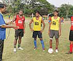 WITH A POINT FOR PROVE: Viva Kerala players are all ears to their coach. (Express)