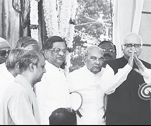 Former CM S M Krishna, Governor Rameshwar Thakur and BJP leader L K Advani, at the unveiling of the Vivekananda statue.