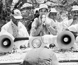 Paritala Sunitha conducts frills-free campaign