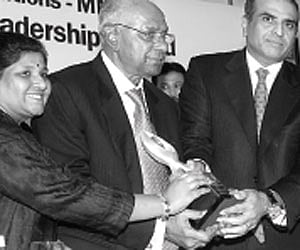 Amalgamations Group Chairman A Sivasailam seen presenting the ‘Amalgamations - MMA’ award to Bharathi Group CMD (Extreme Right) Sunil Bharati Mittal i