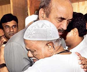 Congress leader Jaffer Sharief who lost his son Abdul Karim on Monday, is comforted by AICC general secretary Ghulam Nabi Azad in Bangalore.