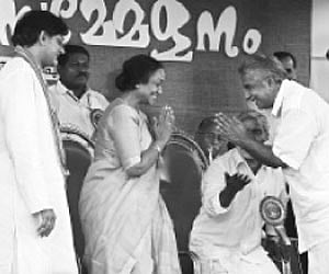 Lok Sabha Speaker Meira Kumar being received by Union Minister of State for External Affairs Shashi Tharoor, Opposition leader Oommen Chandy and Kodik