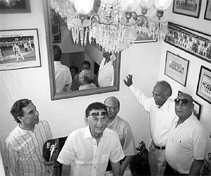 Abbas Ali Baig (forefront), Asif Iqbal (extreme left), PR Man Singh (centre), D Govindraj (right) and MV Narasimha Rao enjoying the portraits at the P