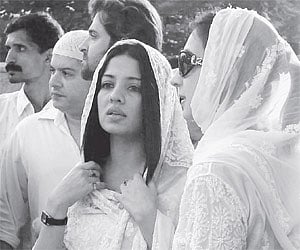 Celina Jaitley, Hrithik Roshan and Sajid Khan at the burial of Feroze Khan, who passed away in Bangalore on Monday.