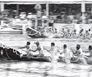 The final race of the Veppu A Grade in progress at the 57th Nehru Trophy Boat Race on the Punnamada Lake in Alappuzha on Saturday.