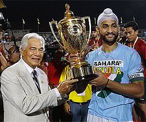 Indian captain Sandeep Singh receives the trphy from Sultan Azlan Shah. (Photo: AP)