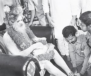 Devotees seek the swamiji's blessings/Suresh Nampoothiri