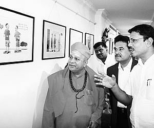 Dr Shivamurthy Swamiji, Sri Taralabalu Jagadguru Brihanmath, listens to Chitradurga MP Janardhana Swamy at the latter’s exhibition in Bangalore on Sat
