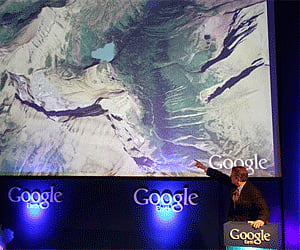 Former Vice President Al Gore points at a screen showing the new Google Earth 5.0 at the California Academy of Sciences (Photo: AP)
