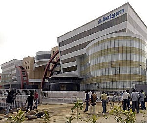Media stand outside the headquarters of Satyam Computer in Hyderabad in this January 8, 2009 file photo. REUTERS