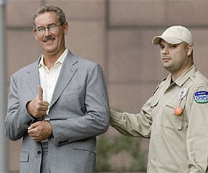 Texas billionaire Allen Stanford flashes a "thumb up" as he leaves the Federal courthouse in Houston. (Photo: Reuters)