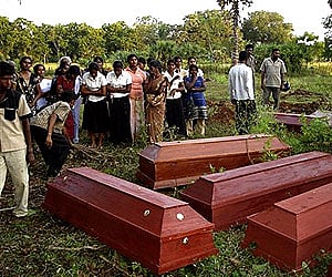 Sri Lankan Tamils at a mass burial of their relatives who were killed while fleeing the Tamil Tiger controlled territory in Vishwamadu. (Photo: AP)