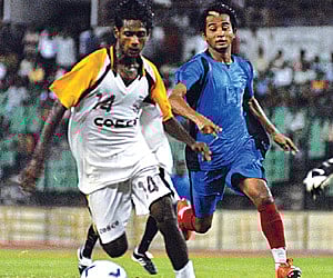 Gouranga Biswas (left) of Bengal in action.