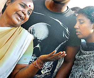 DISTRAUGHT: Shantha, the grieving wife of ‘Welding’ Kumar, with her daughter Divya at the Government General Hospital, in the city on Wednesday.
