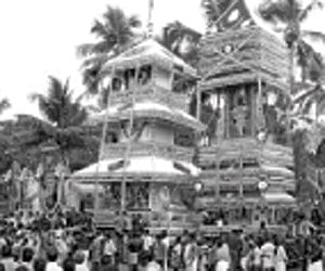 Kettukazhcha display held as part of the Thiruvathira festival of Pandalam Sree Mahadeva temple on Friday.