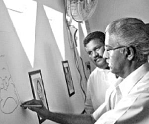 Cartoonist Nathan inaugurating the cartoon exhibition on Prime Minister Manmohan Singh at the YMCA Hall in Pathanamthitta on Monday.