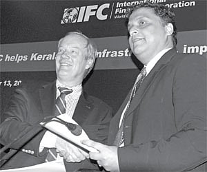 IFC Executive Vice-president Lars Thunell and Vizhinjam Port CEO and Secretary to the Government Department of Ports Sanjeev Kaushik exchanging the Mo