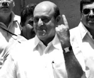 Chief Election Commissioner Navin Chawla shows his finger as he comes out after voting at the Nirman Bhawan polling booth in New Delhi on Thursday.