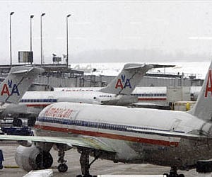 American Airlines jets taxi to and from gates at O'Hare International airport in Chicago, Illinois. (File photo/Reuters)