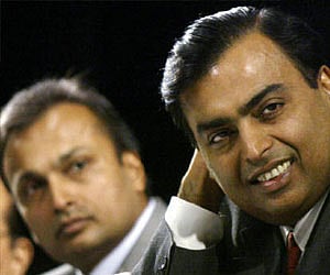 Mukesh Ambani (R) and his brother Anil Ambani in Bombay June 24, 2004. (Reuters)