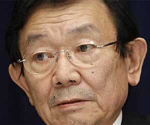 Japan's Finance Minister Kaoru Yosano speaks at a news conference at Gatwick Airport in southern England March 14, 2009. (File photo/Reuters)