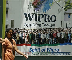 People walk in the Wipro campus in Bangalore in this June 23, 2009 (File photo/Reuters)
