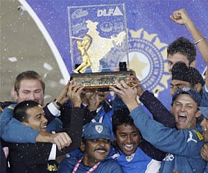 Deccan Chargers players raise the victory trophy after deating Royal Challengers Bangalore in the 2009 IPL final match in Johannesburg.(AP)