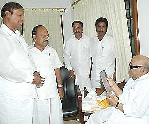 Sriperumbudur MP T R Baalu (extreme left) with DMK chief and Tamil Nadu CM M Karunanidhi. File Photo