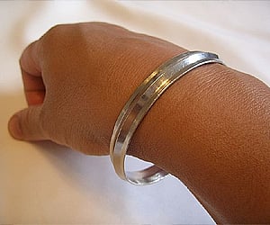 A 'kara' worn on the right hand. (A Wikimedia Commons image. All rights acknowledged)