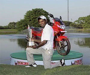 Golfer C Muniyappa with trophy after winning the Hero Honda Indian Open 2009 golf tournament in Gurgaon on Sunday. PTI