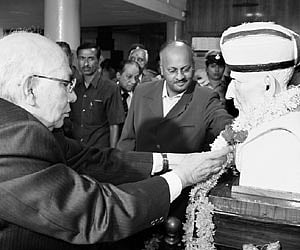 Karnataka Governor H R Bhardwaj garlanding the bust of Visveswaraya during the Platinum Jubilee celebrations of the Institution of Engineers, in Banga