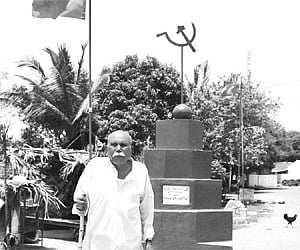 Muttaiah poses near his friend and martyr Telangana Narasimhulu’s memorial at Gouravelli in Karimangar district.
