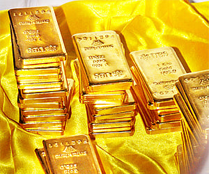 This downward trend in gold prices reflects a broader global correction.