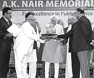 Vice-President Hamid Ansari presenting the A K Nair Memorial Award for Excellence to T K A Nair, Principal Secretary to the Prime Minister, in Kannur