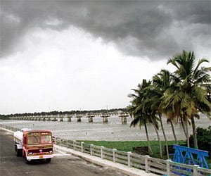 The new bridge built parallel to the Kumbalam-Aroor Bridge across the Vembanad Lake on the NH 47 was opened to the public without any fanfare. ENS