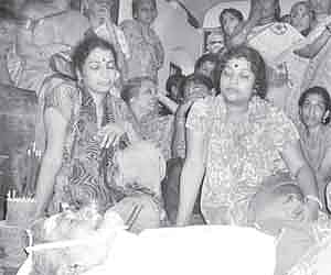 The family members of kathakali artiste Kottakkal Sivaraman beside his body at their residence at Karalmanna, near Cherpulassery, on Tuesday.