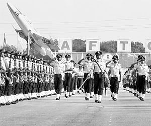 he passing out parade at the Air Force Technical College near Jalahalli on Friday. ENS
