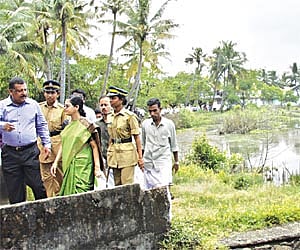 Freedom fighter Bhaskaran Nair and Tara Gandhi at Gandhi Bhavan on Sunday. ENS