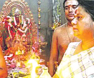 Anoma Fonseka, wife of sacked Army chief Gen Sarath Fonseka, worshipping at the Modera Kali Kovil on August 20.