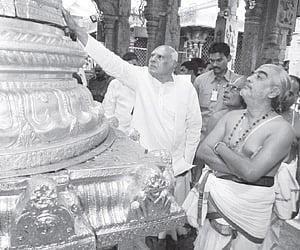 Chief minister K Rosaiah praying at the dwajasthambam in Tirumala temple on Wednesday. (EPS)