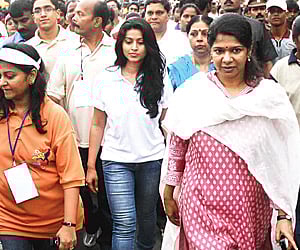 Actor Sneha and Rajya Sabha MP Kanimozhi after flagging off the Half Marathon. ENS