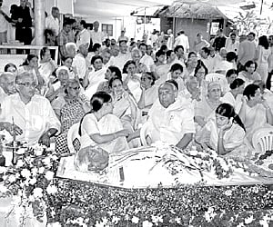 Before the last journey: The family members of Malayala Manorama Chief Editor K M Mathew beside his body before it was taken from his house at Kanhiku