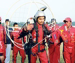 Capt Balinder Singh landing after completing the paramotor expedition from Jabalpur to Secunderabad. ENS