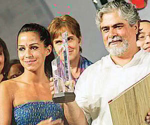 Director Carlos Gaviria of the Spanish film Portraits in a Sea of Lies with the Suvarna Chakoram. Paola Baldion, lead actor in the film, is also seen